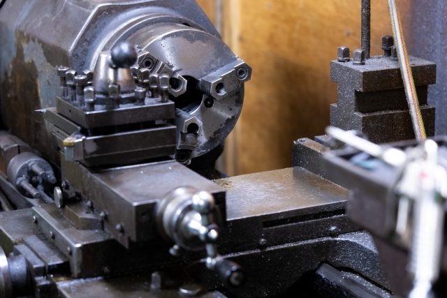 ステンレス×旋盤加工の基礎｜切削性や加工条件からみた材料選びのコツ