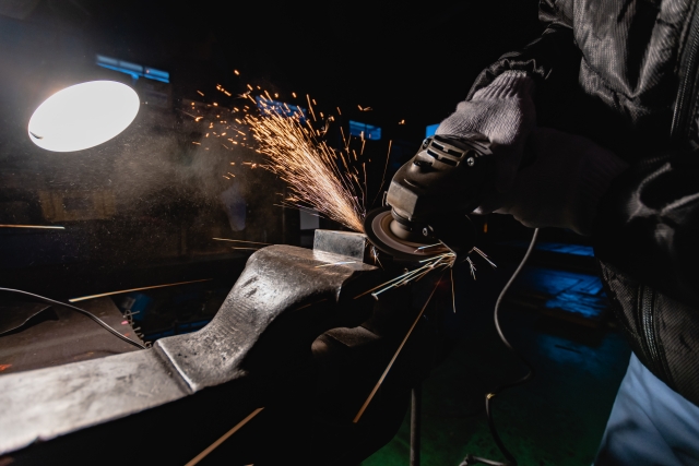 研磨加工と研削加工の3つの違い