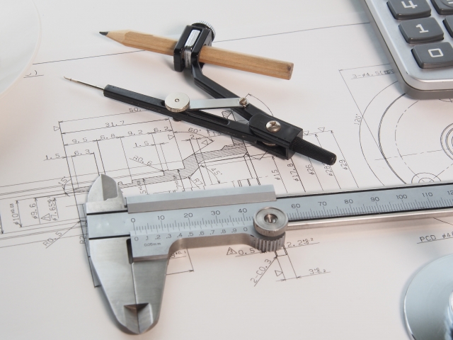 設計時に迷いやすい研磨加工と研削加工の判断基準