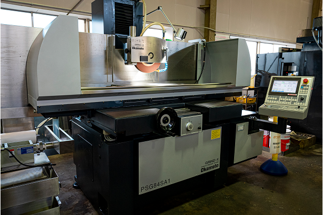 平面研削加工とは？平面研削盤の加工方式と設計における精度の考え方